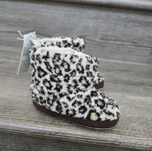 Old Navy cheeta print boots size 18 to 24 mos. NWT - Picture 3 of 4
